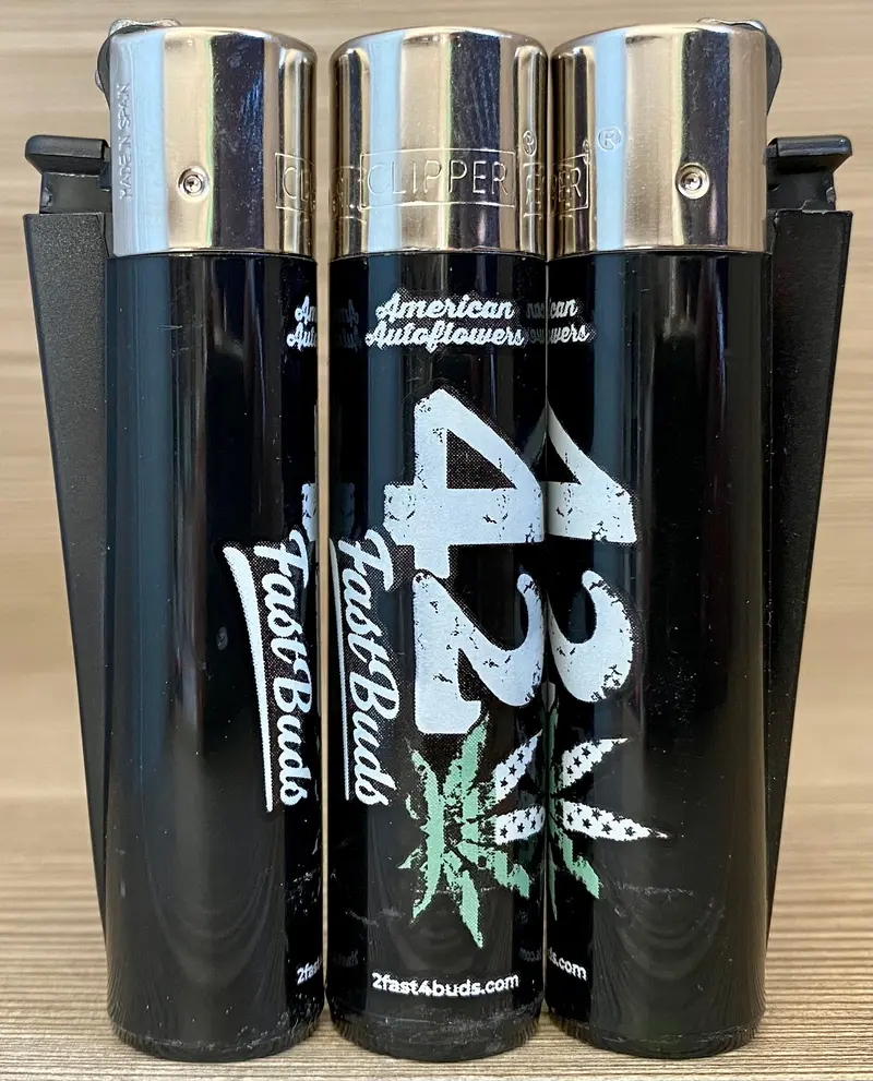 Clipper 420 Fast Buds Rolling Papers – Speed-Grown Strain Themed Design