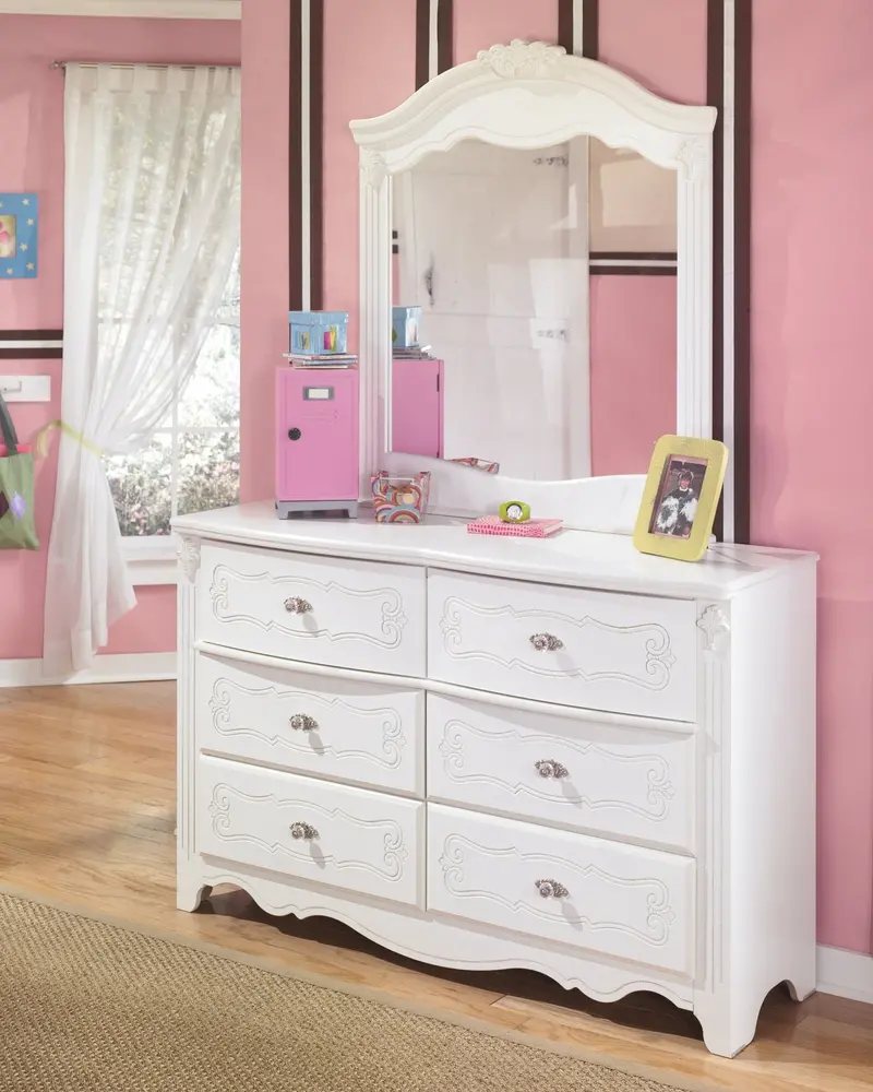 Dresser with Matching Wall Mirror Set