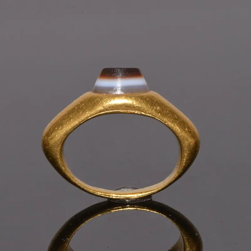 Exhibited Roman Gold Finger Ring Set with Inscribed Eye Agate – 3rd Century CE