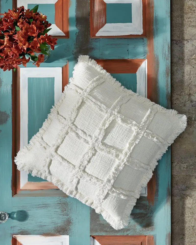 Henie Decorative Throw Pillow Set – Pack of 4 Textured Cushions