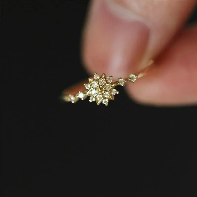 Little Snowflake Ring – Dainty Winter-Themed Silver Band
