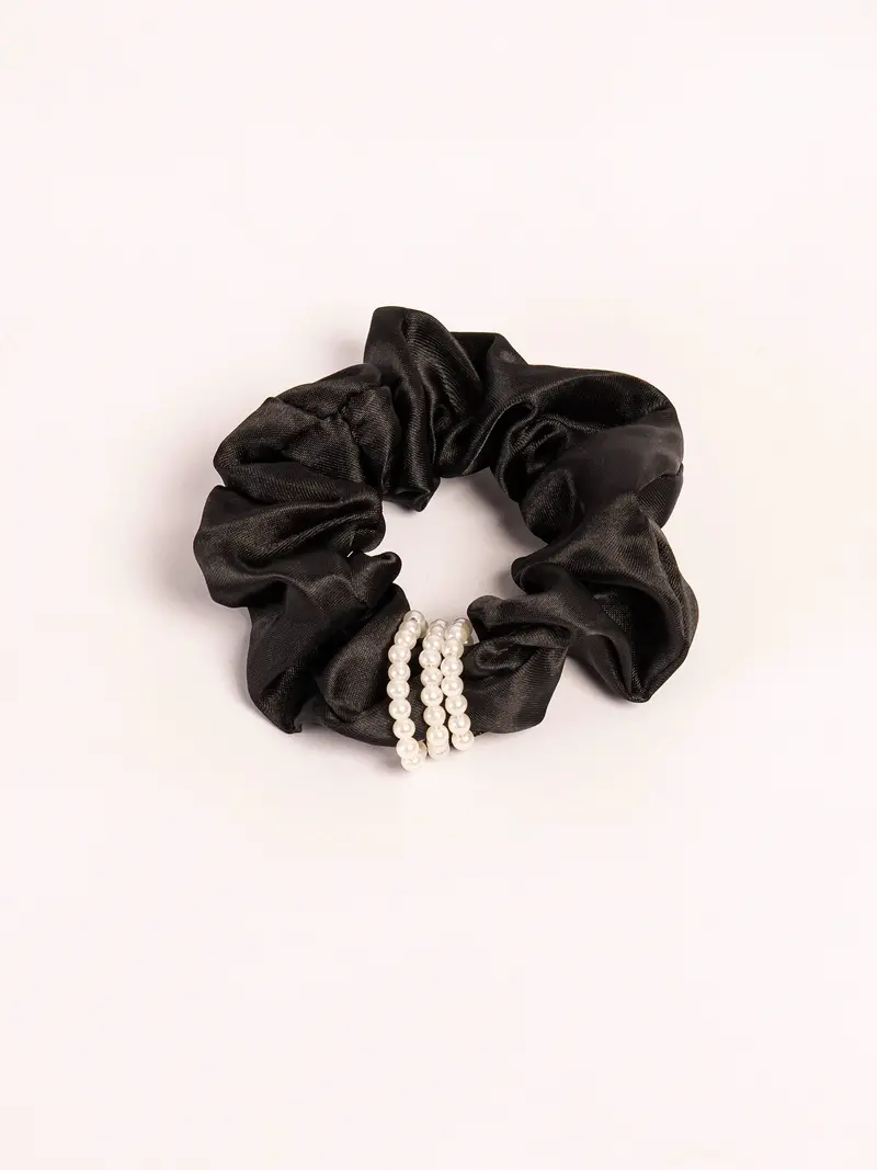 Lustrous Pearl-Finished Hair Accessory