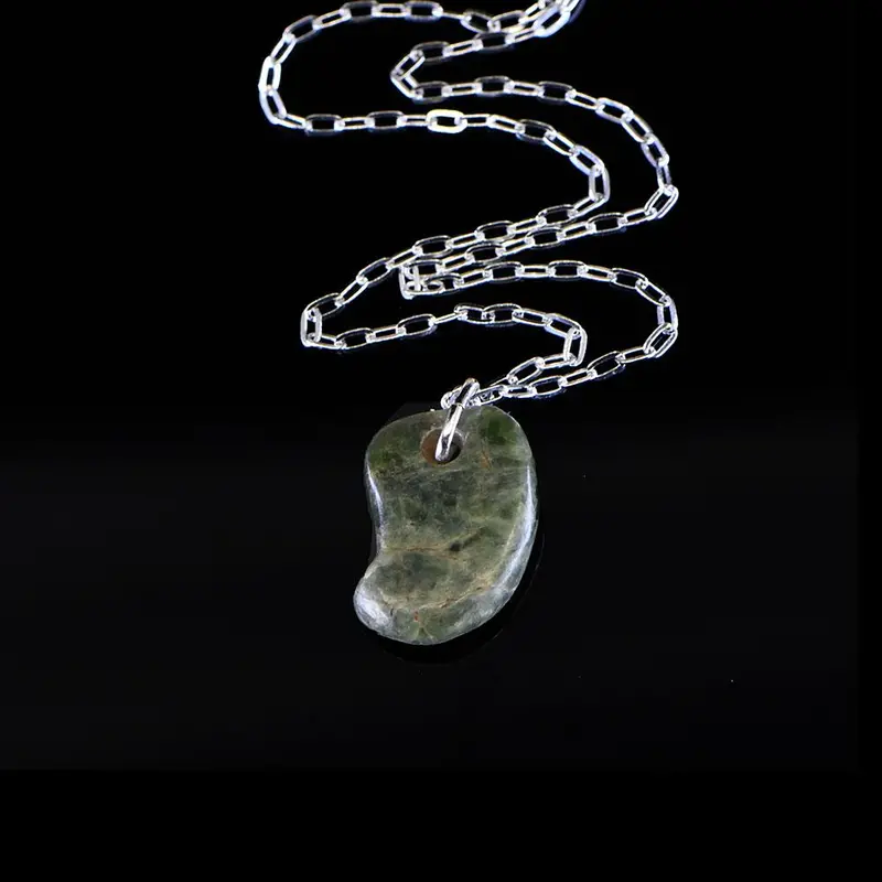 Pre-Columbian Jadeite Claw Pendant – Mesoamerican or Andean Ritual Object (500–1000 CE)