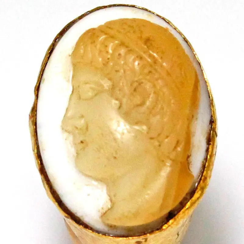 Roman Gold Ring Featuring Apollo Cameo in Onyx, 2nd Century CE