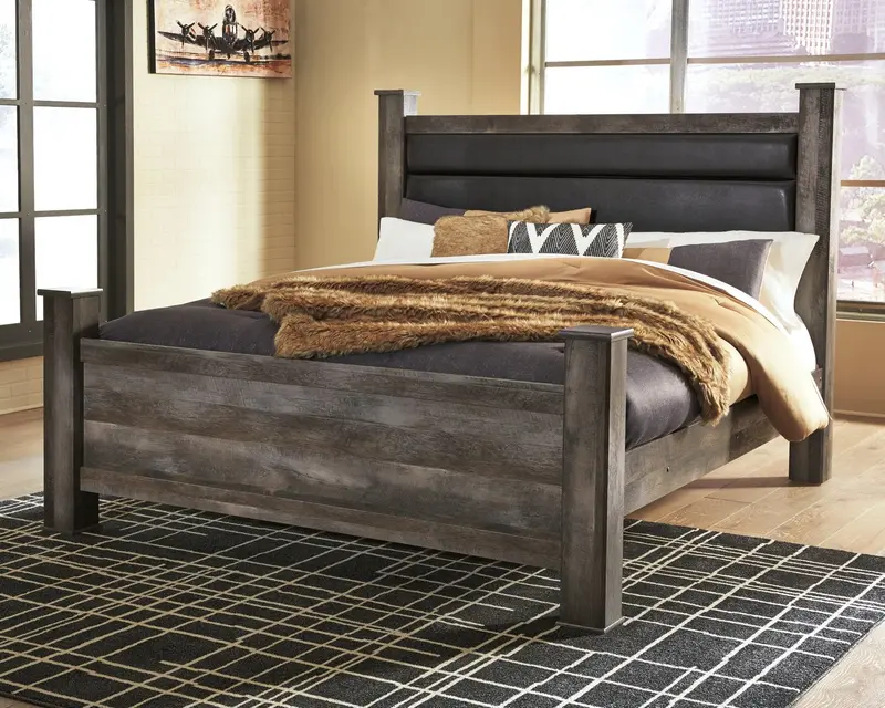 Wynnlow King-Sized Poster Bed
